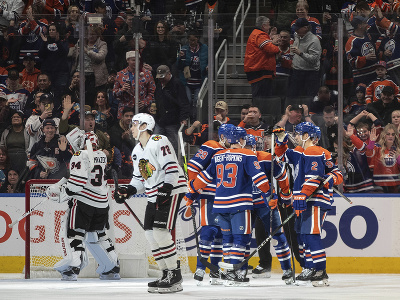 Dve tváre NHL - na jednej strane radosť hráčov Edmontonu, na tej druhej sklamanie hráčov Chicaga