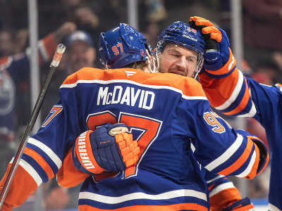 Zach Hyman a Connor McDavid oslavujú gól Edmontonu