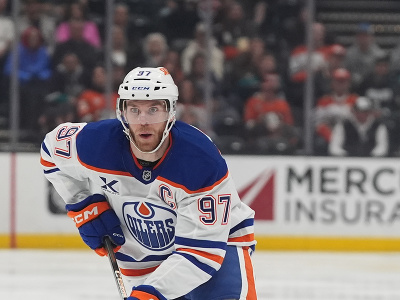 Hviezda Edmontonu, Connor McDavid počas zápasu NHL