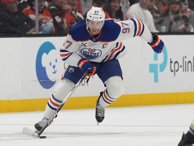 Hviezda Edmontonu, Connor McDavid počas zápasu NHL