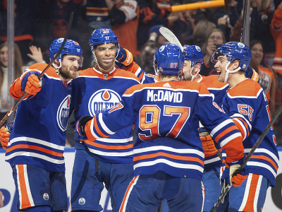 Hokejisti Edmontonu Oilers oslavujú gól