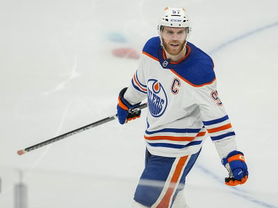 Čudujúci sa Connor McDavid, kapitán Edmontonu Oilers