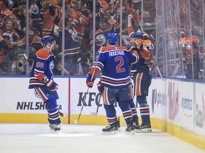 Hokejisti Oilers oslavujú gól