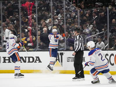 Ľavé krídlo Zach Hyman (18) z Edmontonu Oilers sa teší z gólu so spoluhráčmi Leonom Draisaitlom a Evanom Bouchardom v predĺžení štvrtého zápasu 1. kola play off zámorskej NHL