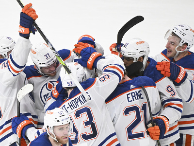 Hráči Edmontonu Oilers oslavujú gól Leona Draisaitla (29)