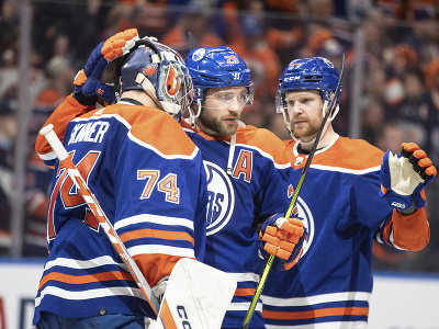 Víťazná radosť hráčov Edmontonu, ktorí zvládli druhý domáci duel proti Kings