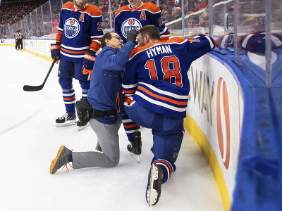 Zach Hyman z Edmontonu Oilers je ošetrovaný tímovým lekárom