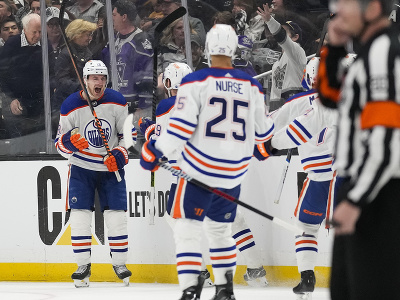 Ľavé krídlo Zach Hyman (18) z Edmontonu Oilers sa teší z gólu so spoluhráčmi v predĺžení štvrtého zápasu 1. kola play off zámorskej NHL