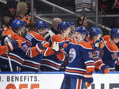 Hokejisti Edmontonu Oilers oslavujú gól