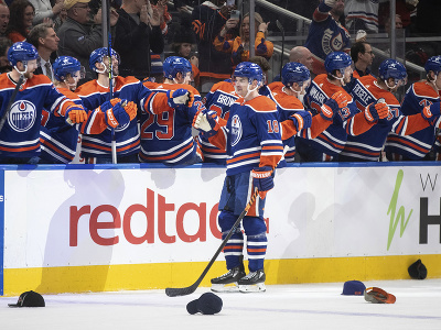 Hokejista Edmontonu Oilers Zach Hyman oslavuje hetrik