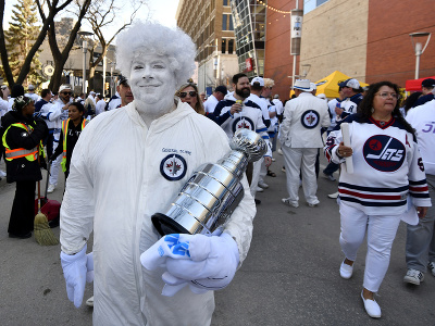 Biely muž s mini Stanley Cupom