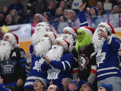Fanúšikovia Toronta Maple Leafs počas zápasu