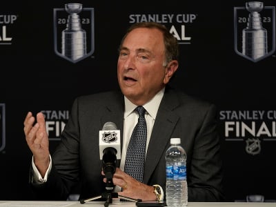 Komisár NHL Gary Bettman