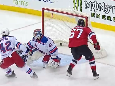 Marián Studenič strieľa premiérový gól v NHL