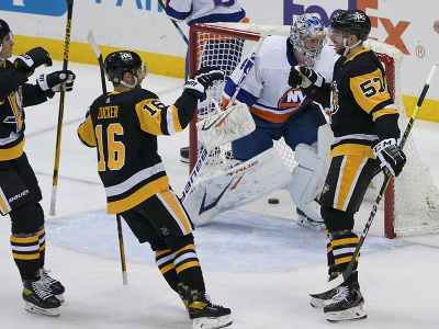 Hráči Pittsburgh Penguins sa tešia po góle do siete NY Islanders