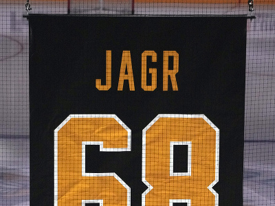 Pittsburgh pred stretnutím s Los Angeles slávnostne vyvesil dres českého hokejistu Jaromíra Jágra s číslom 68