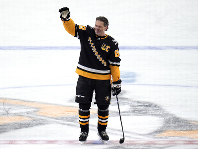 Pittsburgh pred stretnutím s Los Angeles slávnostne vyvesil dres českého hokejistu Jaromíra Jágra s číslom 68
