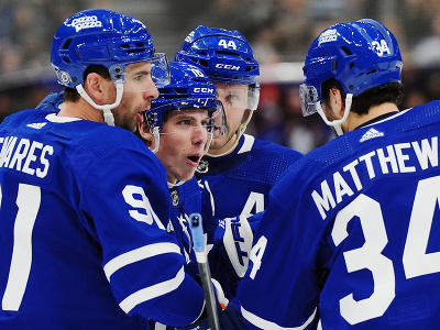 Hokejisti Toronta Maple Leafs oslavujú gól
