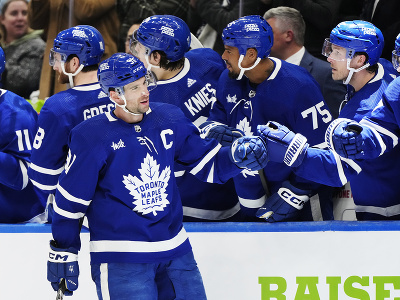 Hokejisti Toronta Maple Leafs oslavujú gól, v popredí kapitán John Tavares