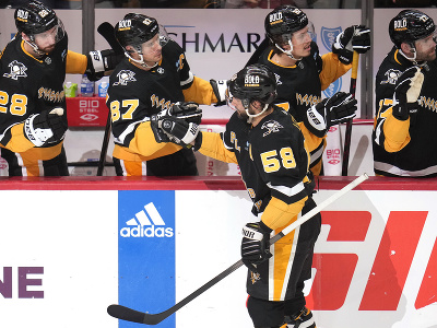 Obranca Penguins Kris Letang oslavuje gól