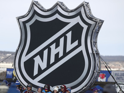 Fanúšikovia držia logo NHL
