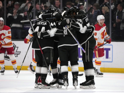 Obranca Los Angeles Kings Drew Doughty (uprostred) sa teší so spoluhráčmi po strelení gólu v zápase zámorskej hokejovej NHL