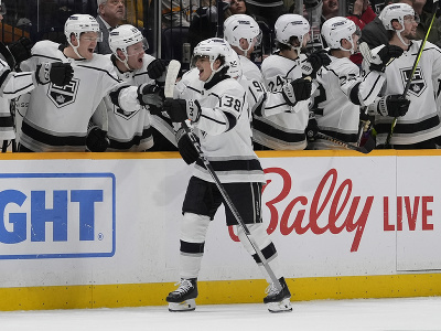Americký útočník Alex Turcotte zaznamenal svoj prvý gól v NHL