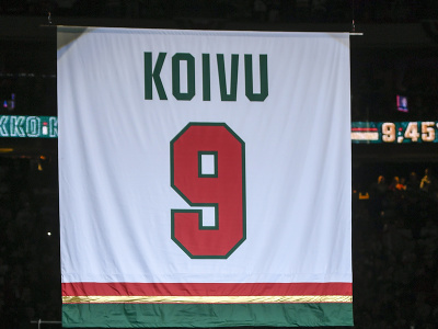 Minnesota pred stretnutím NHL počas ceremónie slávnostne vyvesila pod strop dres bývalého kapitána Mikka Koivua