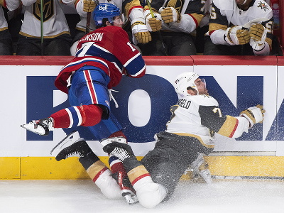 Hokejista Montrealu Canadiens Josh Anderson fauluje obrancu Vegas Alexa Pietrangela