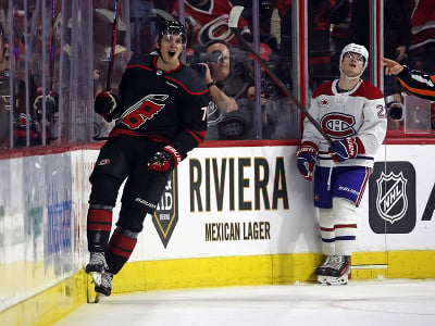 Dve tváre NHL - Brady Skjei oslavuje, v pozadí sklamaný Cole Caufield smúti