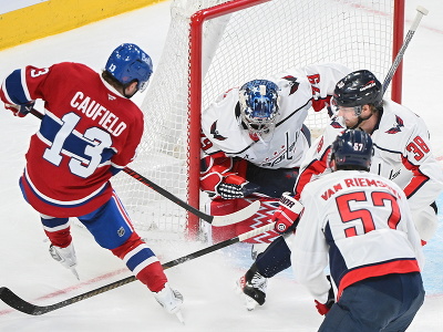 Cole Caufield z Montrealu v šanci