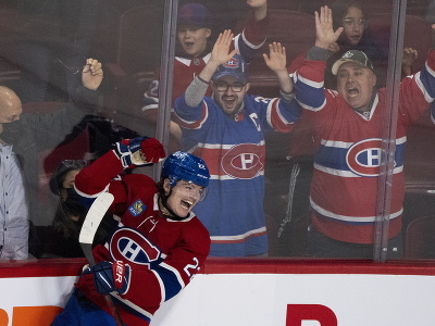 Hokejista Montrealu Canadiens Cole Caufield oslavuje gól