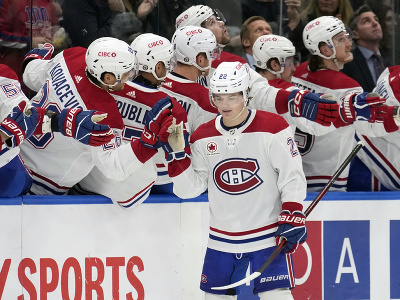 Cole Caufield (22) oslavuje gól Montrealu Canadiens