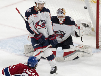 Útočník Montrealu Cole Caufield strieľa víťazný gól Canadiens proti Columbusu