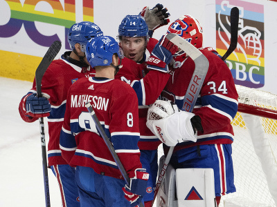 Hokejisti Montrealu Canadiens oslavujú výhru