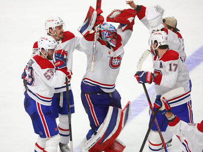 Hokejisti Montrealu Canadiens oslavujú
