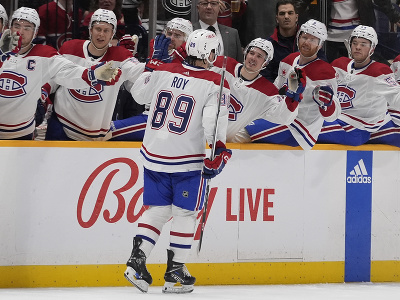Hokejisti Montrealu Canadiens oslavujú gól