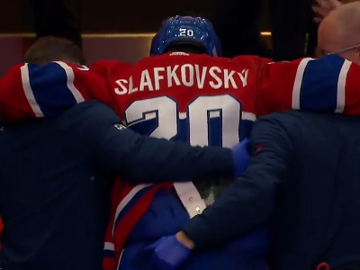 Juraj Slafkovský za pomoci členov tímu Montreal Canadiens odišiel do kabíny