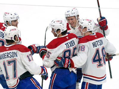 Hokejisti Montrealu Canadiens oslavujú gól