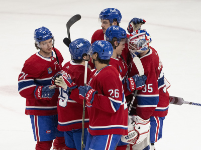 Hokejisti Montrealu Canadiens oslavujú výhru nad Arizonou
