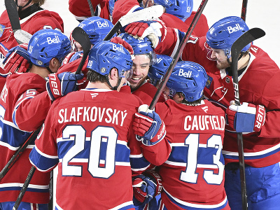 Hokejisti Montrealu Canadiens oslavujú