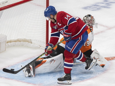 Kapitán Montrealu Canadiens Nick Suzuki strieľa víťazný gól