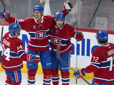 Hokejisti Montrealu oslavujú gól 