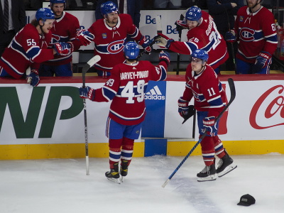 Rafael Harvey-Pinard oslavuje gól Montrealu Canadiens