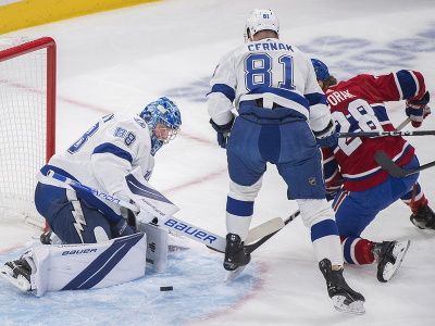 Obranca Tampy Bay Erik Černák blokuje útočníka Montrealu Canadiens Christiana Dvoraka