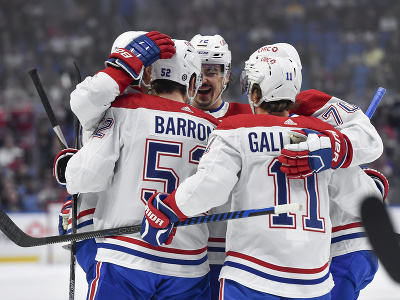 Hokejisti Montrealu sa radujú z gólu 