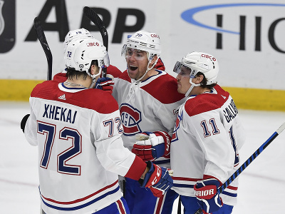 Hokejisti Montrealu Canadiens oslavujú gól