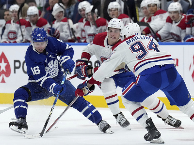 Hráč Mitchell Marner (16) z Toronta Maple Leafs a hráči Montrealu Canadiens Juraj Slafkovský (uprostred) a Logan Mailloux počas prípravného zápasu zámorskej NHL
