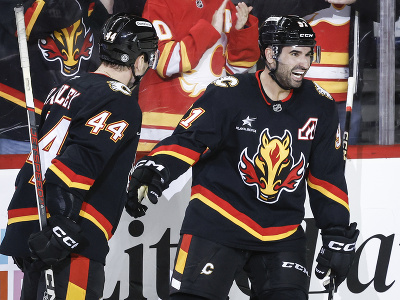 Nazem Kadri (vpravo) oslavuje strelený gól Calgary