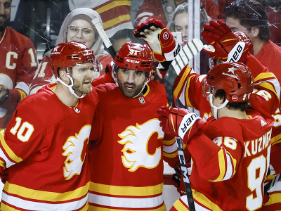 Hokejisti Calgary Flames oslavujú gól